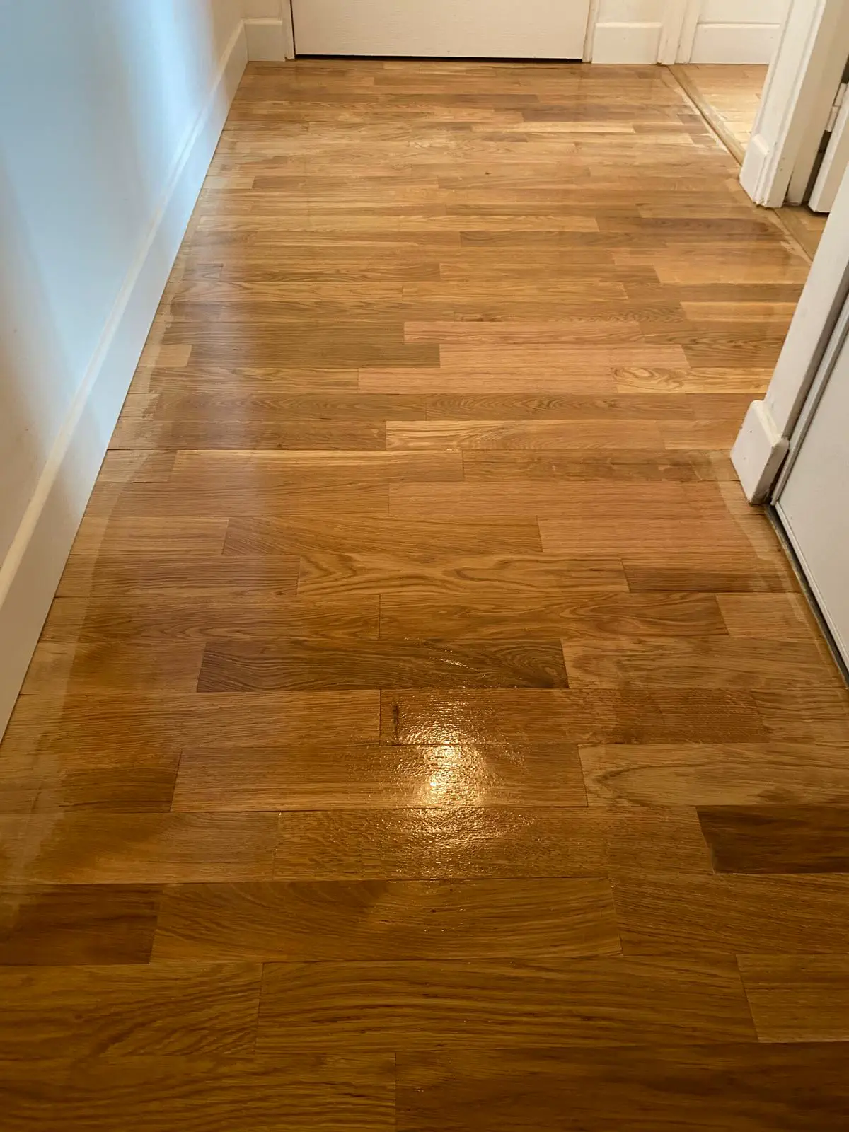 Couloir rénové avec parquet posé et plinthes finies