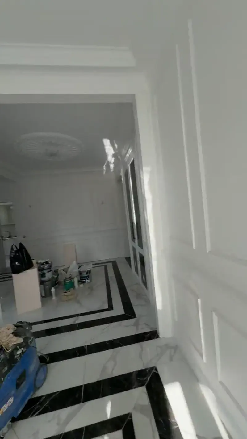 Détail des moulures et finitions d’un plafond