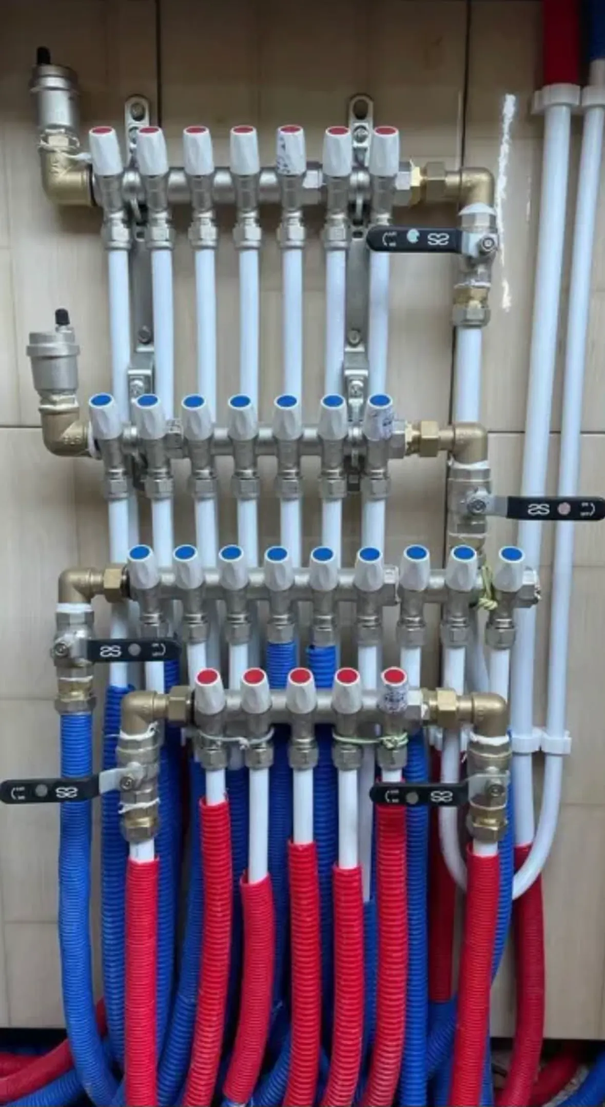 Nourrice de plomberie multicouche, installation complète et soignée